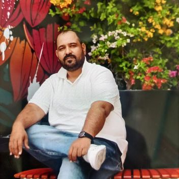 Raheel, Pakistani driver, in Dubai