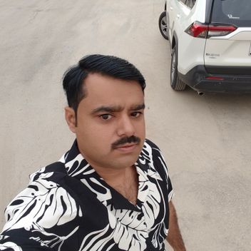UZER , Indian driver, in Riyadh
